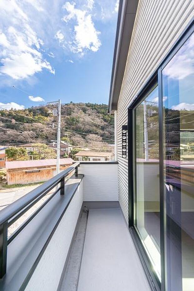 「広い使いやすいバルコニー」陽ざしがたっぷり降り注ぐ、広々としたバルコニー付き住まい。