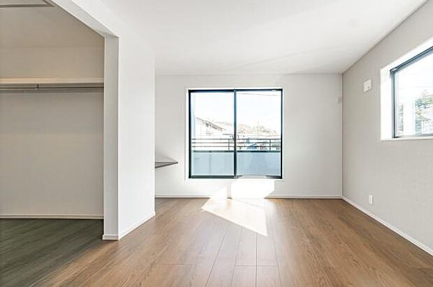 「主寝室」明るく広々主寝室。ダブルベッドも楽々配置可能です。