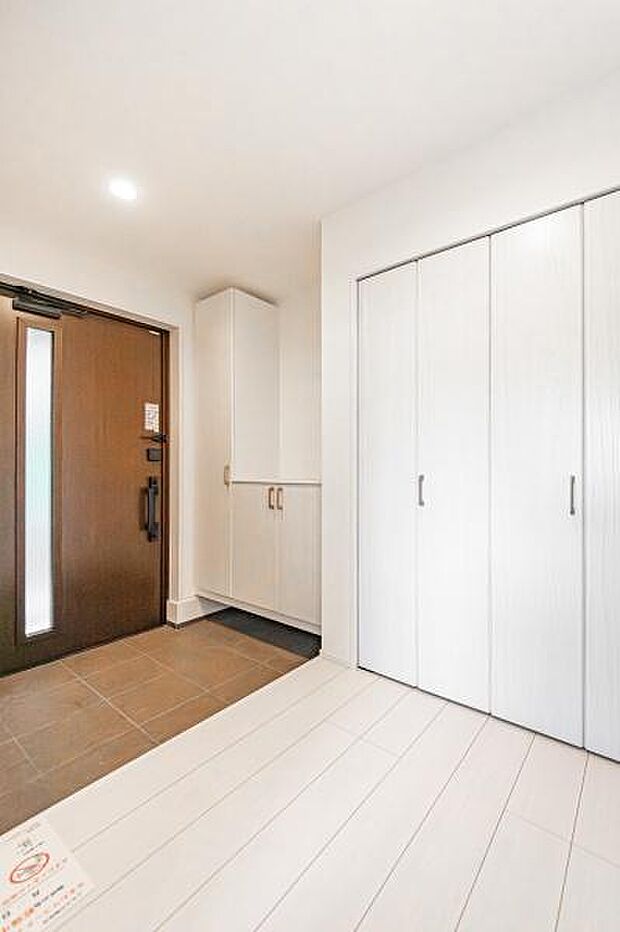 「おかえり」と「いってらっしゃい」を優しく包み込む、明るく広々とした玄関。家族の毎日が、ここから気持ちよく始まります。