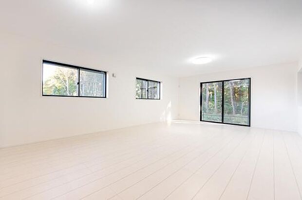 ワイドな窓から陽光がたっぷり入り、朝から家族の笑顔が輝くリビング。明るい空間がお子様の健やかな成長を優しく、温かく見守ります。