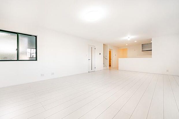 お料理中も家族の様子が見守れる安心の対面キッチン。明るく広々としたリビングで、家事も育児も楽しくなる理想の暮らしを。