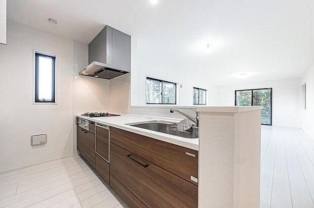 「全体を見渡せる安心感」家族の会話が弾む奥様に人気の高いカウンターキッチン、料理しながらお子様の様子の確認ができ移動しやすい広いキッチンスペースです。