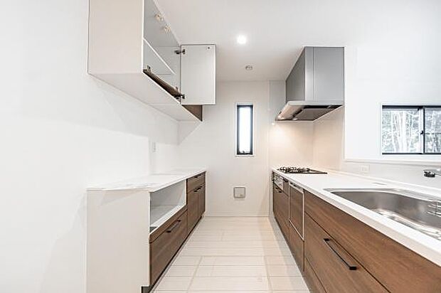 「人気のカップボード付き」お料理道具の収納に便利な広々としたカップボード。