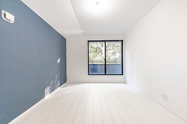 「主寝室」明るく広々主寝室。ダブルベッドも楽々配置可能です。