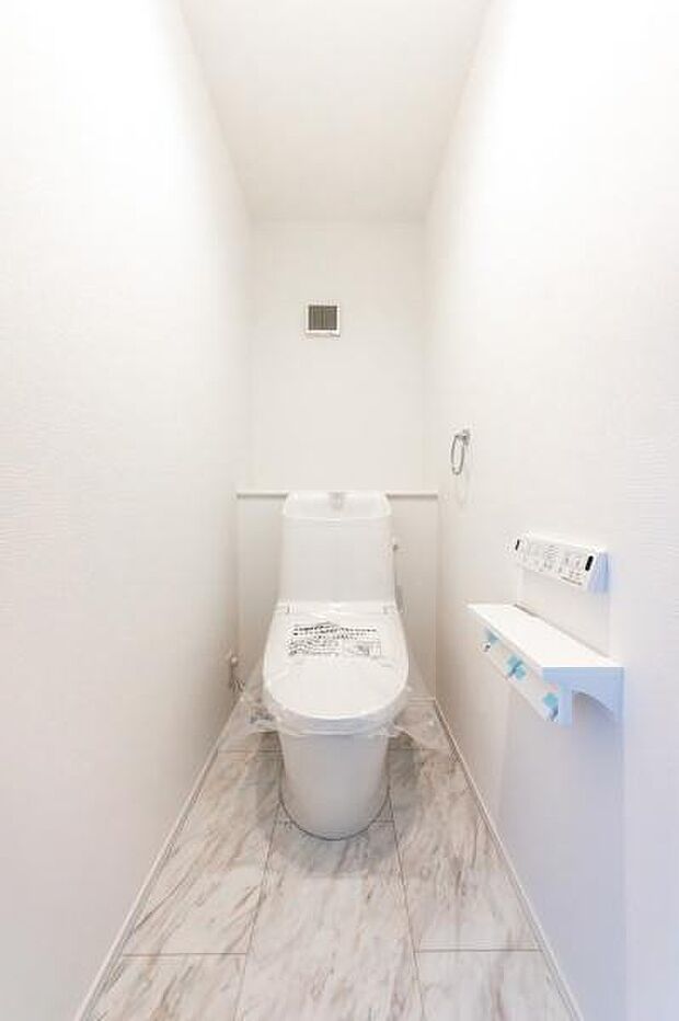 白を基調とした清潔感のあるトイレ。小窓からの採光と換気で、常にクリーンな空間を維持できる心地よい設計です。