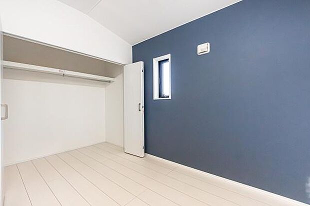 天井まで伸びる収納嬉しい収納力の高いクローゼット付き。天井付近までしっかりと収納ができる使い勝手の良いクローゼット。