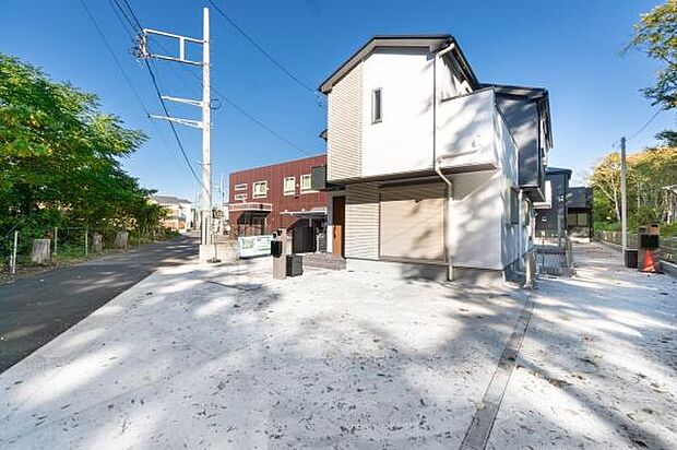 「開放感＋日当たりの良さ」家に入らなくても分かる日当たりの良さ。開放感の良さ。碧空も清々しく心地の良い住まい。住みたくなる家。暮らしたい町。