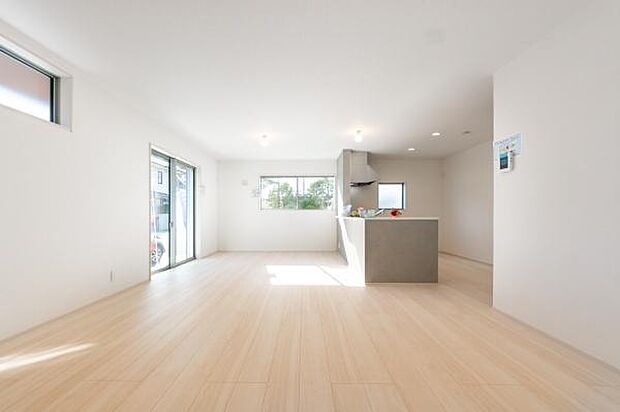 陽光がたっぷり注ぐリビングは、家族の笑顔が自然と集まる温かな空間。心地よい開放感に包まれて、ゆったりとした休日を過ごしませんか？