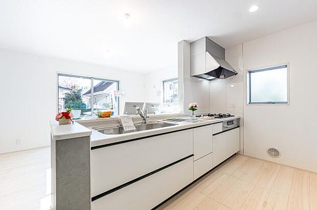 広々としたシステムキッチンからはリビングを一望。お子様の様子を見守りながら、家族の好物を作る時間がもっと幸せなものに変わります。