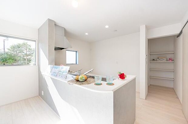 「広々ワイドサイズなシステムキッチン」せっかくのお料理空間。毎日の事だから広々システムキッチン。