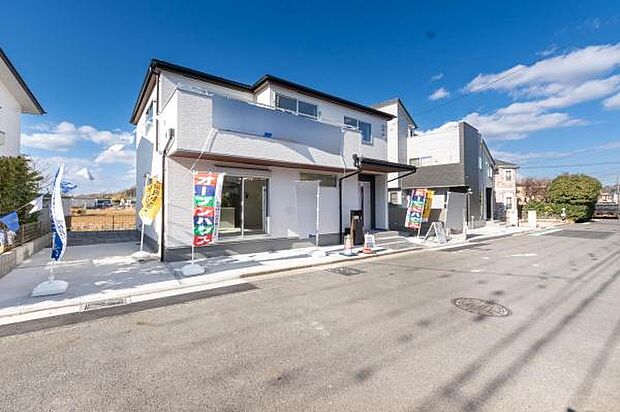 誇りを感じる美しい外観で、毎日を心地よくスタート。ゆとりのカースペース2台付きは、家族のお出かけをスムーズにし、暮らしを豊かに彩ります。解放的で陽当たりが良く、魅力ポイントです。