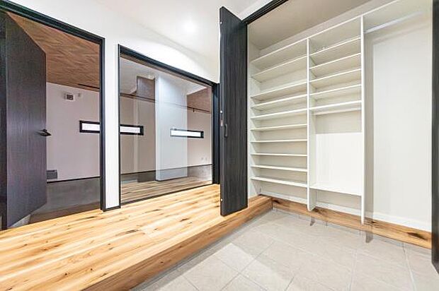 「愛車と暮らす。玄関から始まるガレージライフ。」帰宅の一瞬が、喜びの瞬間になる家。