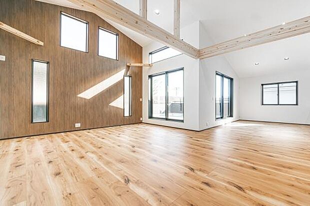 景色を切り取る大きな開口部。柔らかな陽光と心地よい風を室内に採り込み、四季の移ろいを感じながらゆったりと寛げます。