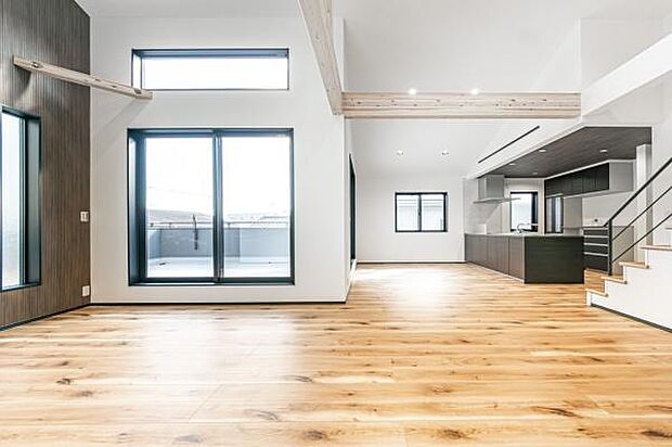 大きな窓から光が舞い込むリビングは、家族の絆を育む大切な場所。木の温もりを感じる開放的な空間で、お子様の健やかな成長をゆったりと見守れます。