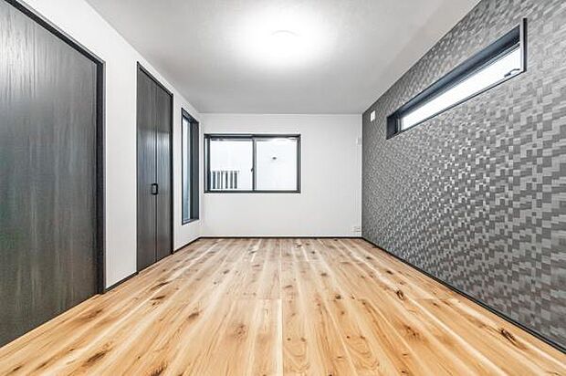 「主寝室」明るく広々主寝室。ダブルベッドも楽々配置可能です。