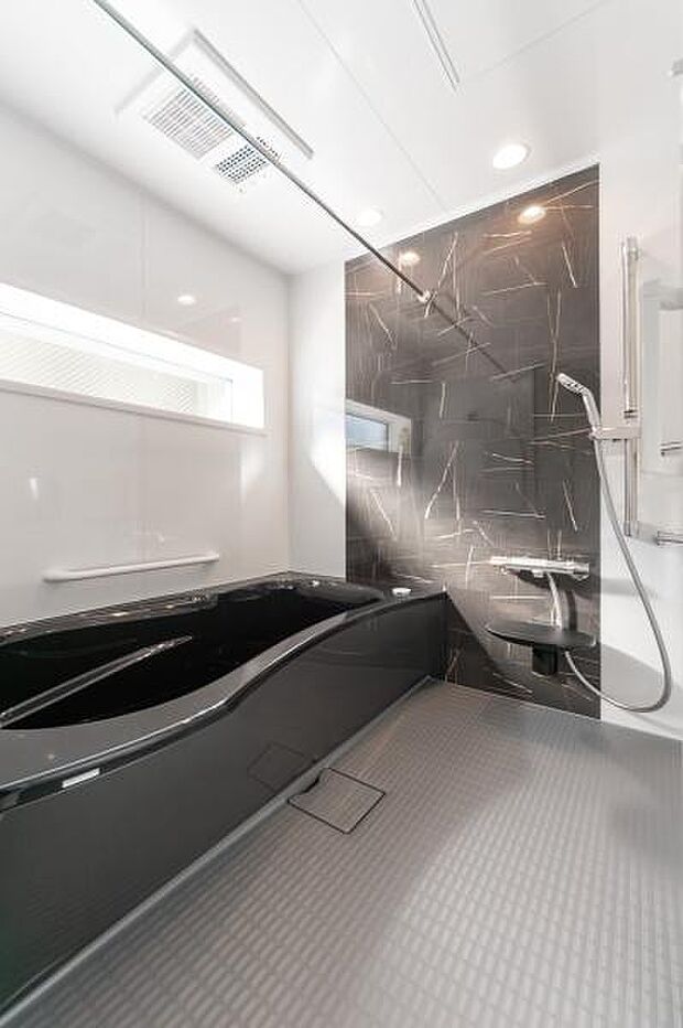 ゆったりとした浴槽で、お子様との楽しいバスタイムを。明るく清潔感あふれる空間に笑顔が弾けます。親子の絆を深める大切な時間をここで過ごしませんか。