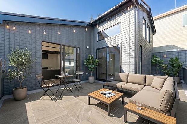 空と繋がるプライベートテラス。心地よい風を感じながら、ティータイム等、楽しむ贅沢な空間です。（本画像はAIにて画像処理しCGにて家具、照明、植栽等を配置しております。実際に家具等はありません）