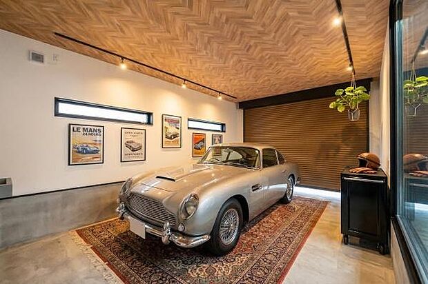 「愛車と暮らす。ガレージが生活の中心になる家。」※AI処理による画像編集をもとにしたイメージ画像です。実際には車、家具等は置かれておりません。