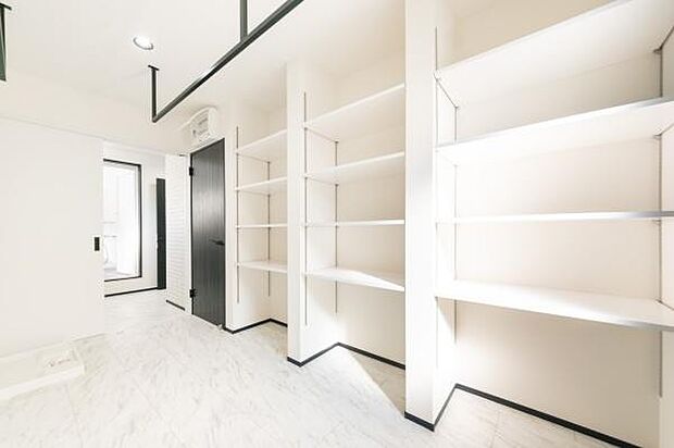 「ランドリーファミリークローゼット」洗う、干す、取り込む、アイロンがけ、たたむがすべて一室で行うことができ、洗濯家事の効率がアップ。収納としてもご利用いただけます。