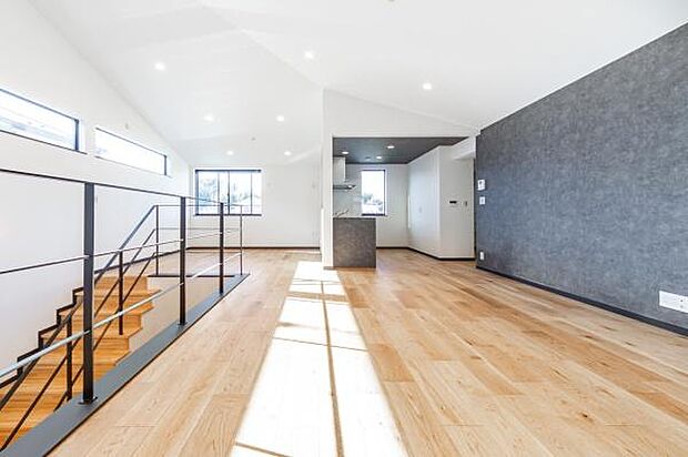 吹き抜けから降り注ぐ陽光が、家族の団らんを優しく包みます。開放感あふれるリビングで、お子様の健やかな成長を見守る贅沢な時間を。