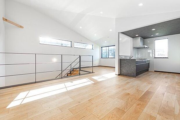 大きな窓から四季の彩りを感じるリビング。明るい木目のフローリングが、家族が集う場所を優しく包み込みます。