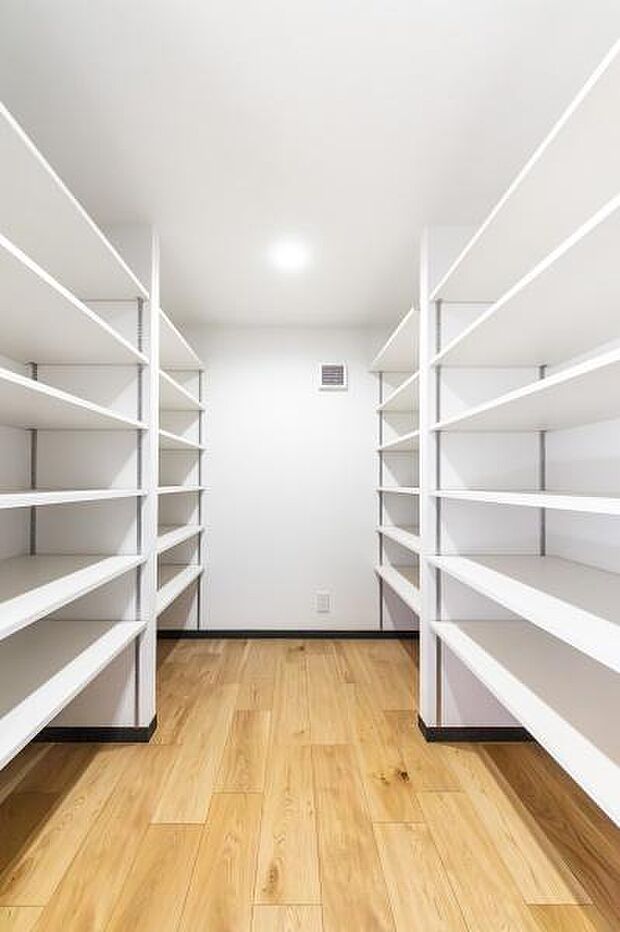 大容量のパントリー付きで、キッチン周りはいつもスッキリ。家事効率を考えた動線が、家族と過ごすゆとりの時間を生み出してくれます。