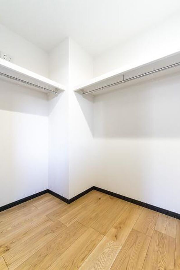 大容量のウォークインクローゼット。季節の衣類や思い出の品もスッキリ収まり、お部屋の広さを有効に活用できます。