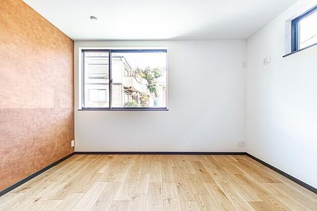 窓からたっぷりの陽光が射し込む明るいお部屋。ご家族の新しい物語は、この心地よい空間から始まります。