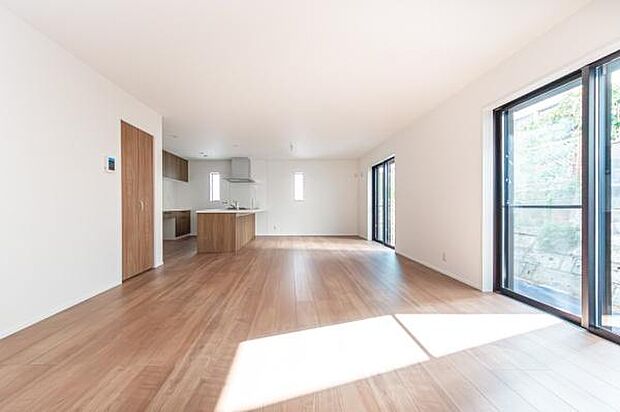 陽光がたっぷり差し込む明るいリビング。開放的な空間で、お子様の笑顔ものびのび輝きます。家族の新しい物語がここから始まります。