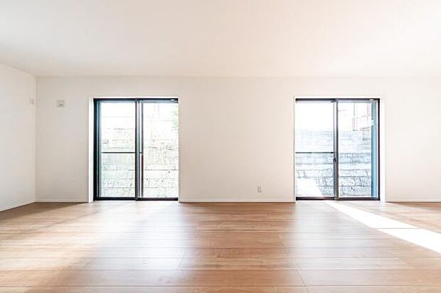 ワイドな窓から陽光がたっぷり入り、朝から家族の笑顔が輝くリビング。明るい空間がお子様の健やかな成長を優しく、温かく見守ります。