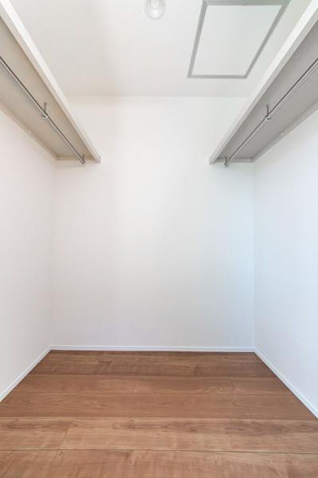 「ウォークインクローゼット収納」大きく収納量豊富なクローゼット。奥行も納得サイズのクローゼット。