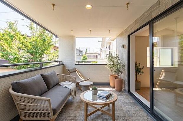 「広いインナーバルコニー」陽ざしがたっぷり降り注ぐ、広々としたバルコニー付き住まい。（本画像はCGにて家具や植栽を配置したイメージ画像です。実際に家具や植栽を置かれる際は有料となります）