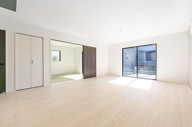 上質な素材感に包まれる、こだわりを凝縮したリビング。大きな窓から光が入り、開放感あふれる日常を演出します。