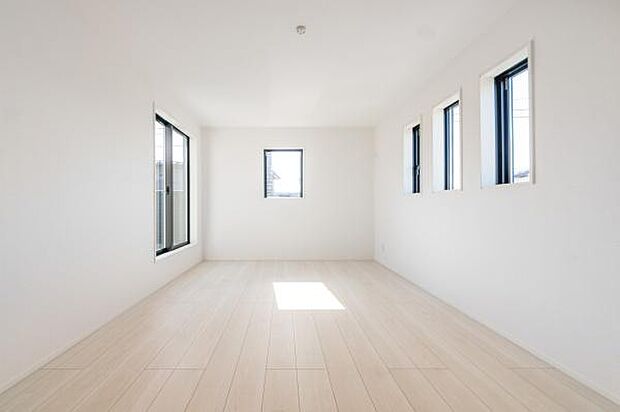 柔らかな陽光が心地よく差し込む洋室。朝の光に包まれて、ご家族の笑顔があふれる健やかな一日がここから始まります。内覧でこの明るさを体感ください。