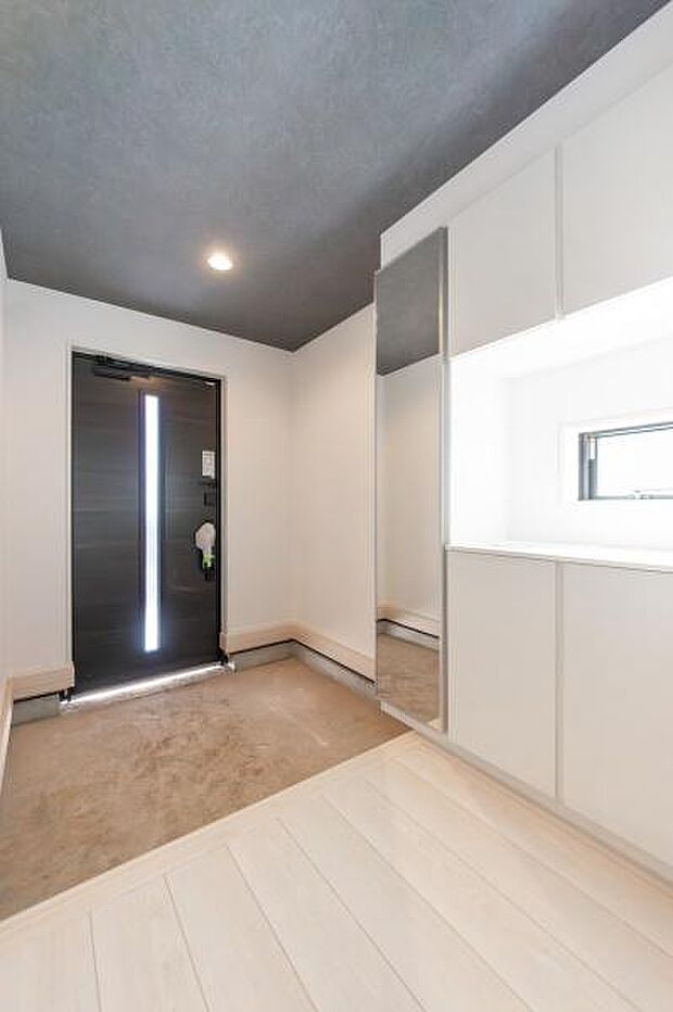 「おかえり」と「いってらっしゃい」を優しく包み込む、明るく広々とした玄関。家族の毎日が、ここから気持ちよく始まります。