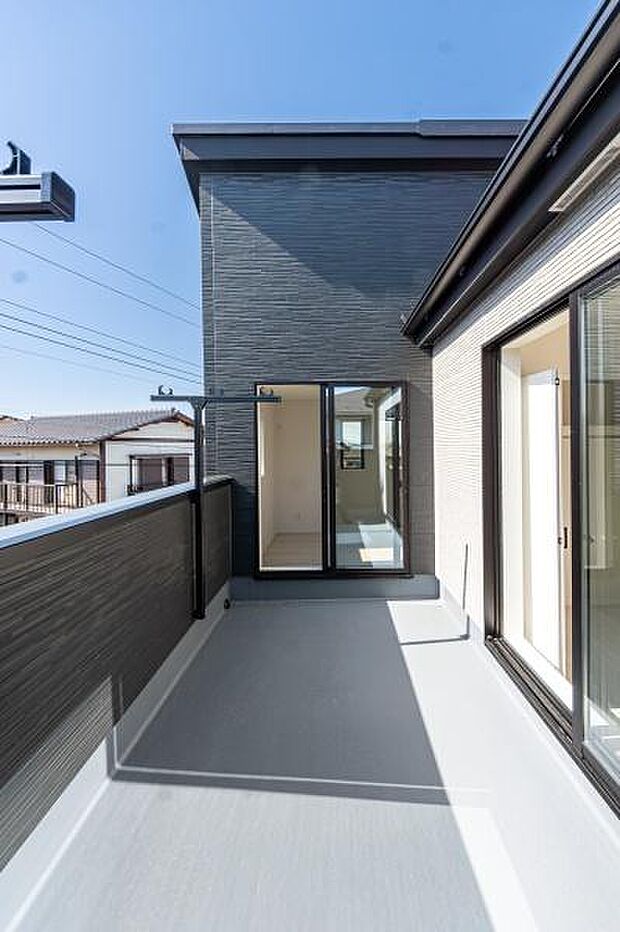 陽光が降り注ぐ明るいバルコニー。洗濯物もカラッと乾き、家事の時間が楽しみに。家族の笑顔と心地よい風が通り抜ける、開放感あふれる空間です。