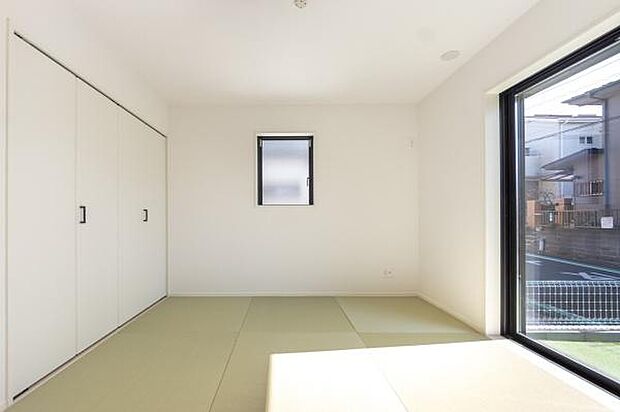 癒しの「和」空間リビング横に設けられた和室スペース。お子様のプレイルームやお客様のお部屋として利用価値は高いです。