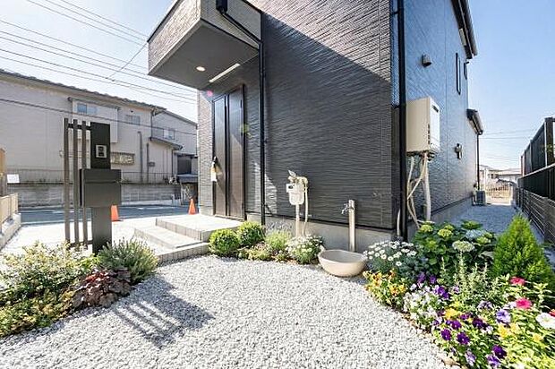 お庭スペースの取れた玄関アプローチ。※画像の植栽はイメージ画像で実際には付いておりません。