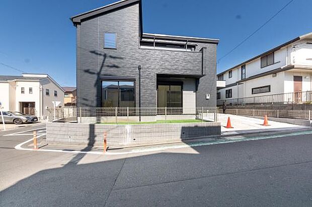 誇りを感じる美しい外観で、毎日を心地よくスタート。ゆとりのカースペース2台付きは、家族のお出かけをスムーズにし、暮らしを豊かに彩ります。解放的で陽当たりが良く、魅力ポイントです。