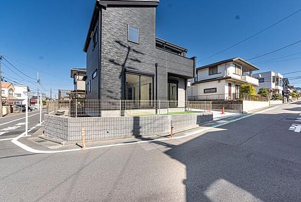 「開放感溢れる住まい」家と家の間隔が広くプライバシーが高く、しゃべり声に気使うことなく、思い切りプライベートの時間を家族と楽しむ。陽当たりの良い住まい。