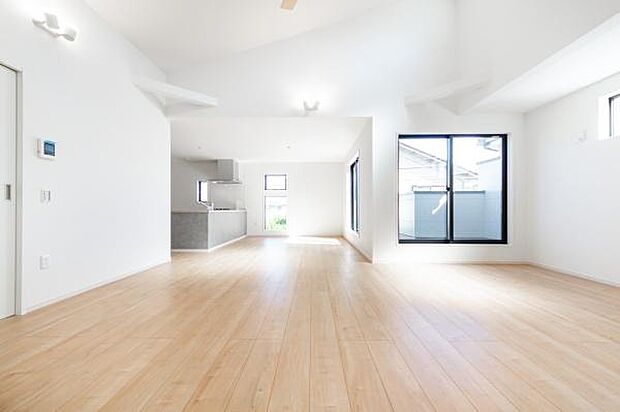 上質な素材感に包まれる、こだわりを凝縮したリビング。大きな窓から光が入り、開放感あふれる日常を演出します。