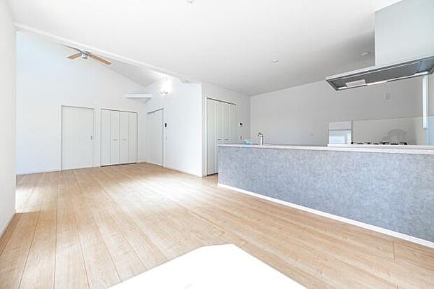 キッチンから全体が見渡せる安心設計。料理中もお子様を見守れるから家事がスムーズに。家族の会話が弾む、温かな暮らしをぜひ現地で体感ください。