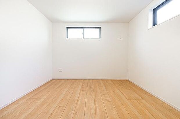 柔らかな陽光が注ぐ心地よい洋室。木の温もりを感じる空間で、お子様の成長を優しく見守ります。笑顔あふれる家族の未来がここから始まります。