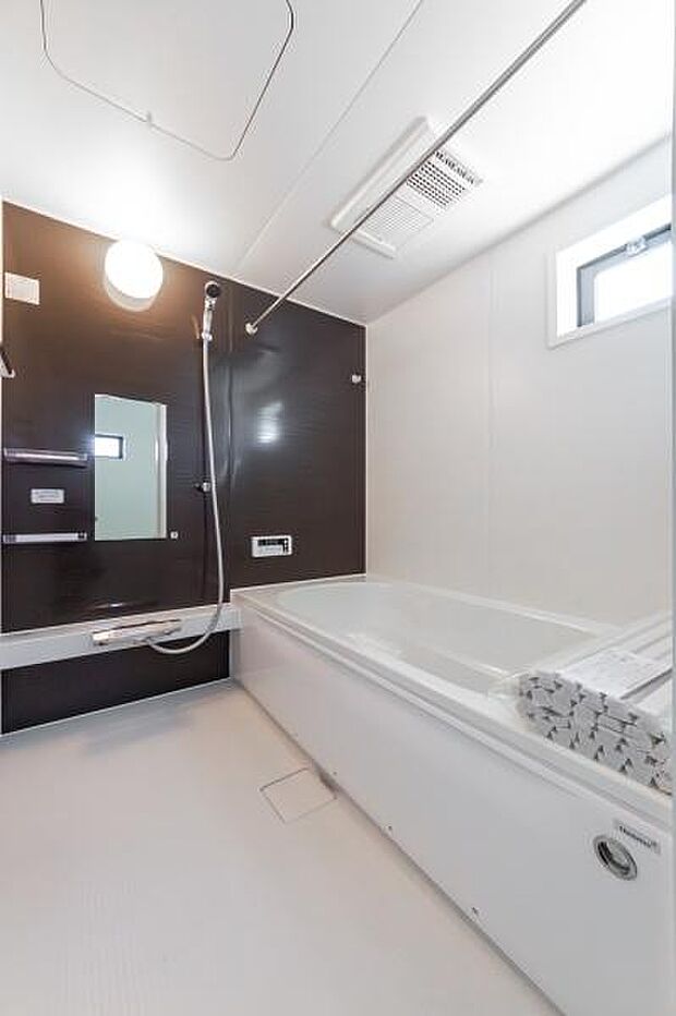 一日の疲れを解き放つ上質なバスルーム。シックなパネルデザインとゆったりとした浴槽が、極上のリラックスタイムを演出します。