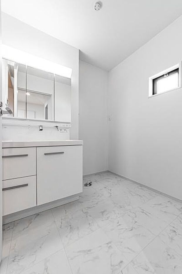 清潔感あふれるワイドな洗面化粧台。家事動線を考慮した機能的な配置で、忙しい朝の時間もスムーズに支度ができる快適な空間。