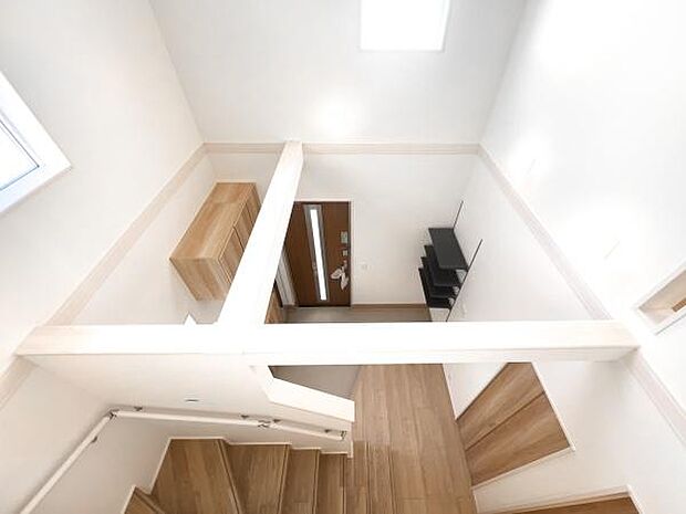 毎日を明るく彩る光の玄関。豊富な収納で、ご家族の靴もスッキリ片付きます。お気に入りの小物を飾って、季節の訪れを感じる住まいの顔に。