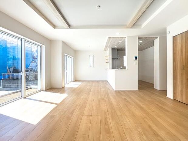 広々としたリビングはお子様の遊び場。キッチンからも目が届く安心の間取りで、家事をしながら成長を見守れます。家族の夢が広がる空間です。