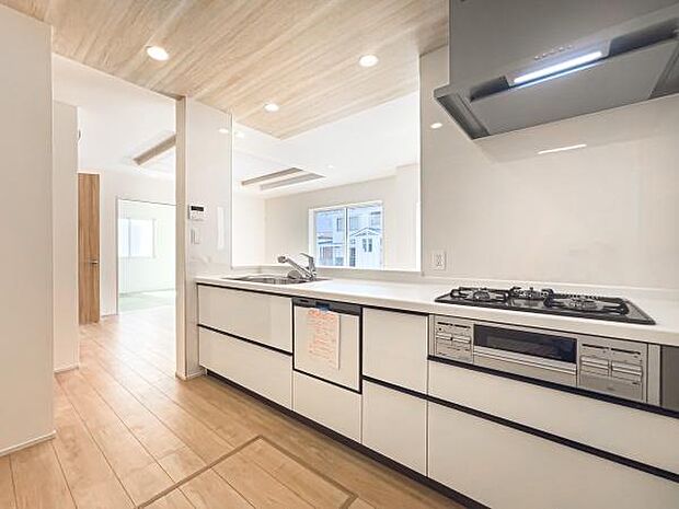 「広々ワイドサイズなシステムキッチン」せっかくのお料理空間。毎日の事だから広々システムキッチン。