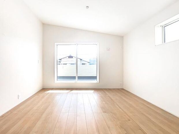 「主寝室」明るく広々主寝室。ダブルベッドも楽々配置可能です。