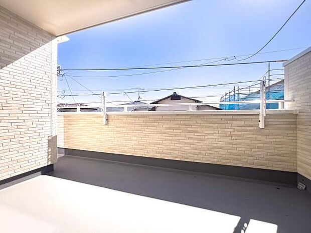 「明るいバルコニー」陽だまりのバルコニーで洗濯物もふかふか。家族の笑顔が広がる、心地よい暮らしが待っています。